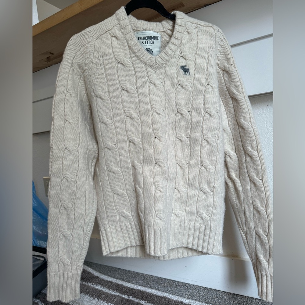Abercrombie & Fitch Men’s Cable Knit V-Neck Sweater in Cream